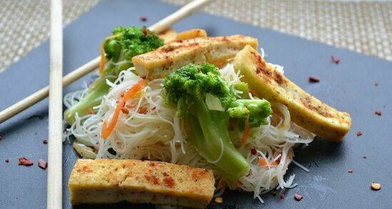 Lean rice noodles with broccoli and fried tofu
