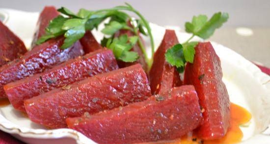 Boiled beets in orange juice, with citrus sauce