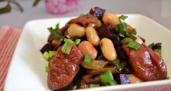 Beetroot salad with beans, cucumber, sun-dried tomatoes