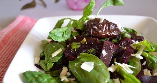 Beetroot salad with spinach, cheese, dried prunes