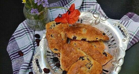 Sour cream scones with mulberry