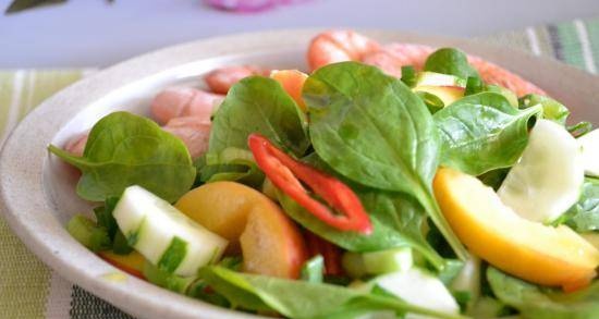 Spinach, cucumber and peach salad