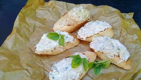 Bruschetta với tỏi tây và phô mai sữa đông