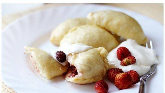 Yeast dumplings with berries and apples, steamed (dough without eggs)