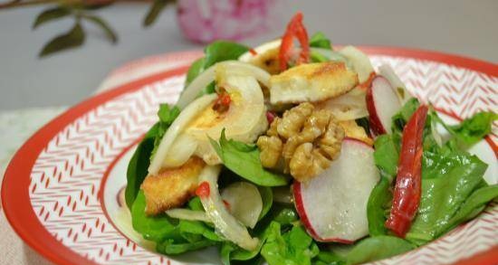 Salad of spinach, radish, walnuts, fried Adyghe cheese