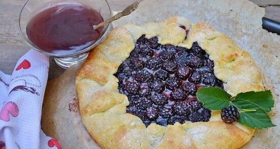 Biscuits with blackberries and wine sauce