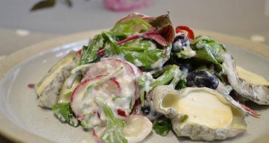 Leaf salad with radishes, grapes, yogurt