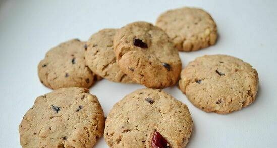 Oatmeal cookies with cranberries and chocolate by E. Jimenez