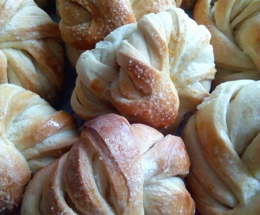 Yeast buns "Twisted"