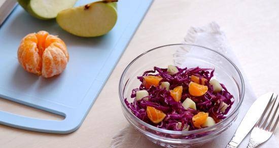 Red cabbage, apple and tangerine salad