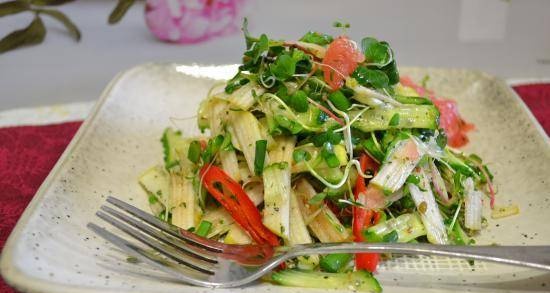 Verse groente- en fruitsalade met spruitjes van groene salades