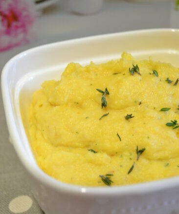 Creamy turnip puree with sour apples