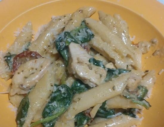 One Pot: pasta with chicken in a creamy sauce, pesto, spinach, sun-dried tomatoes