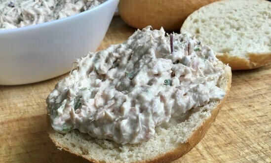 Dip spread of fish (tuna), cheese and mint
