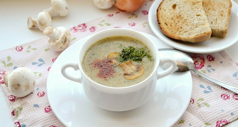 Lean champignon and spinach cream soup