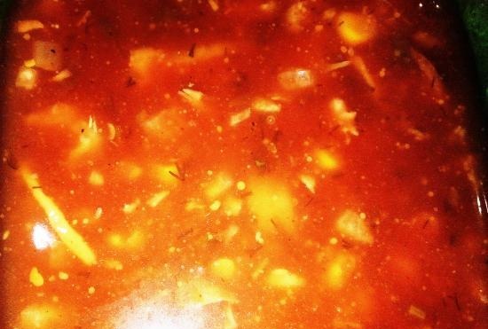 מרק מיץ עגבניות מהיר עם תירס ובשרים מעושנים