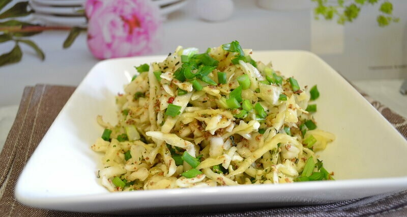 White cabbage salad with flaxseed