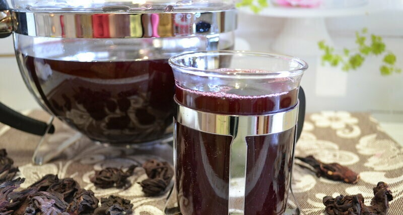 Hibiscus (Sudanese rose) detox drink on green tea