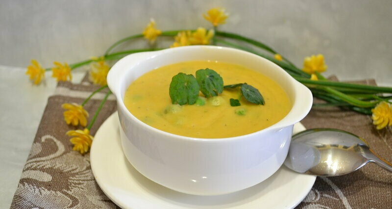 Lentil soup with coconut milk and green peas