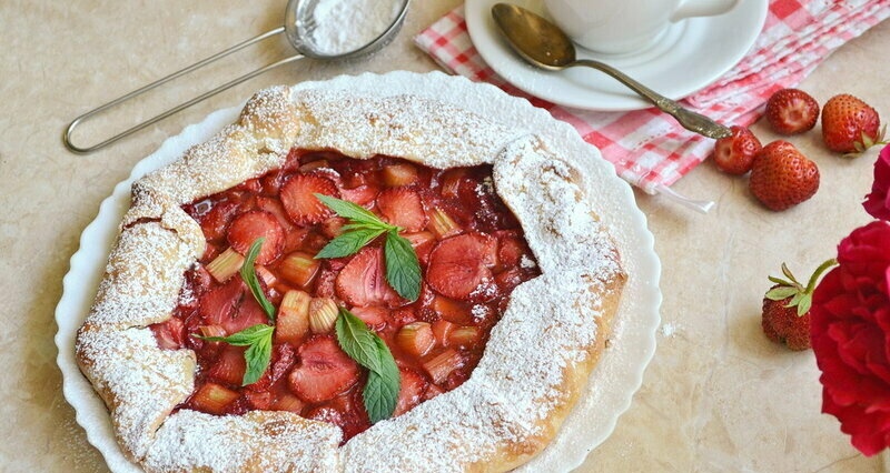 Galette with strawberries and rhubarb (+ video)