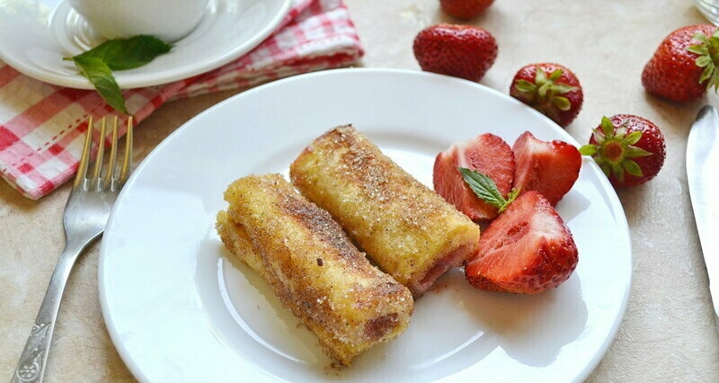 French toast with cream cheese and strawberries in a new way (+ video)