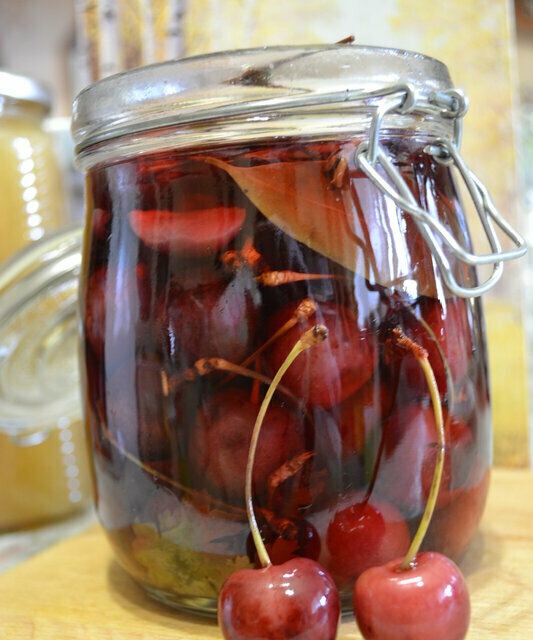 Cherries, sweet cherries and other pickled berries