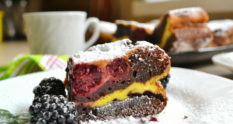 Chocolate cake with blackberries (+ video)