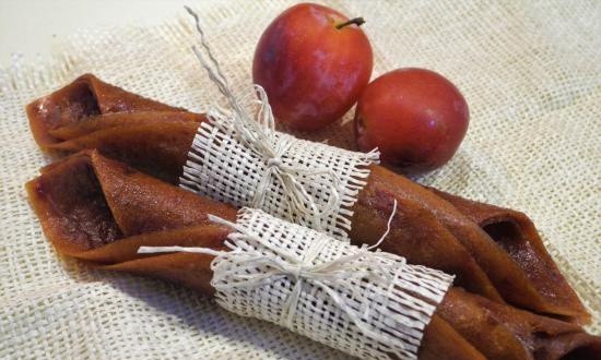 Plum paste without sugar "Eastern fairy tale" with dates (+ video)