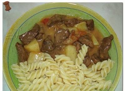 Goulash with potatoes and pear