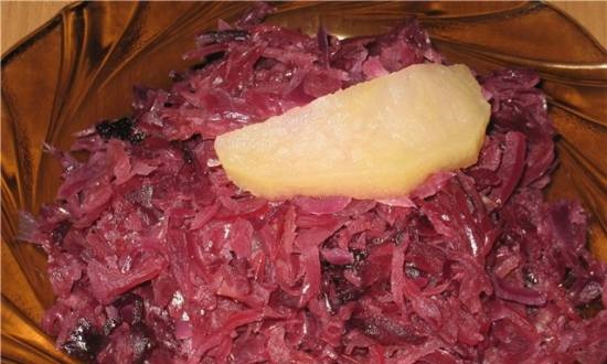 Stewed red cabbage with apple and beets in a slow cooker