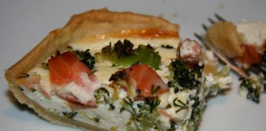 Pie with salmon, broccoli and cottage cheese