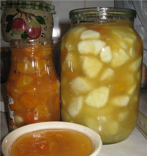 Antonov apple jam with dried apricots and lemon