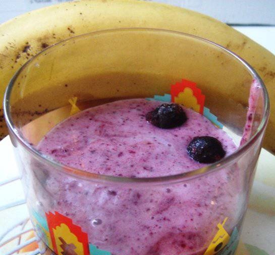 Smoothies - fruit and vegetable drinks and cocktails