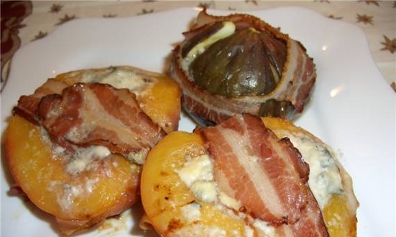 Peaches and figs with cheese and bacon (Cuckoo 1054)