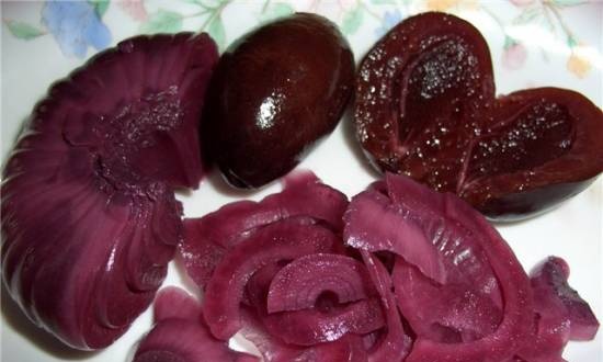 Marinated red onion with prunes