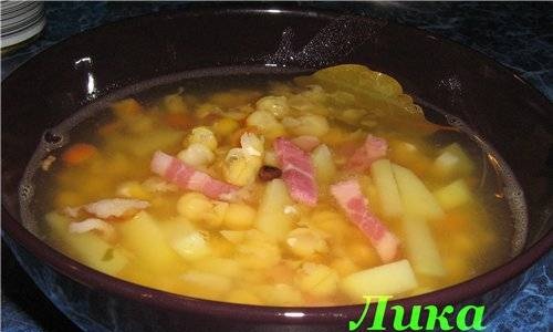 Pea soup with bacon in a slow cooker