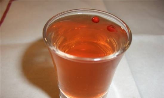 Liqueur "Rowan red" on cherry leaves and vodka