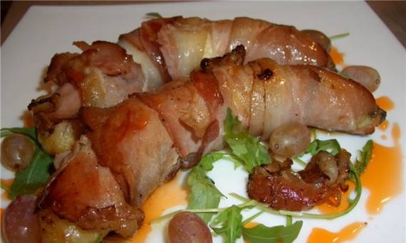 Rolls with potato filling in bacon
