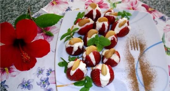 Strawberries stuffed with cream cheese cream