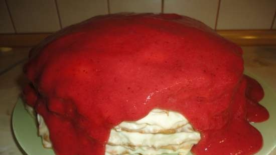Torta de panqueques con crema pastelera, mascarpone y salsa de frutos rojos