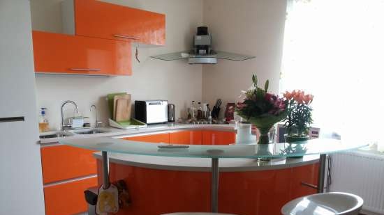Il sogno di Maniac. La cucina è in verde chiaro e arancione.