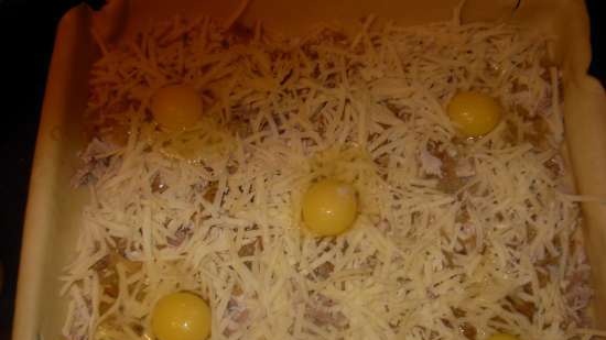 Kurnik con formaggio e uova