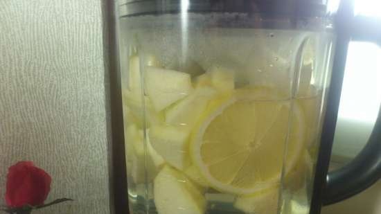 Appel-citroendrank in de Profi Cook multi-blender