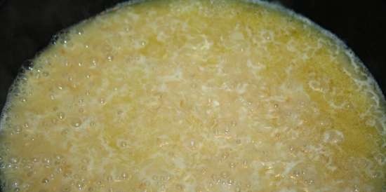 Chuletas de risotto de queso con peras picantes calientes