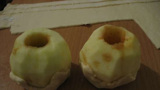 Almás leveles tésztában sózott karamellával (Bourdelot a la pomme au caramel de beurre aussi douillon)