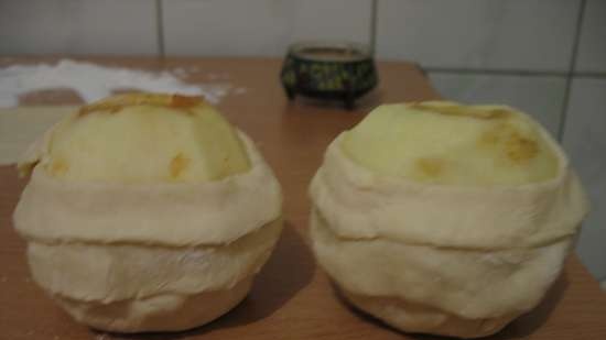 تفاح في عجينة منفوخة مع كراميل مملح (بورديلوت آ لا بوم أو كراميل دي بوري أوسي دولون)
