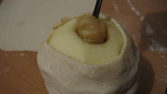 Mele in pasta sfoglia con caramello salato (Bourdelot a la pomme au caramel de beurre aussi douillon)