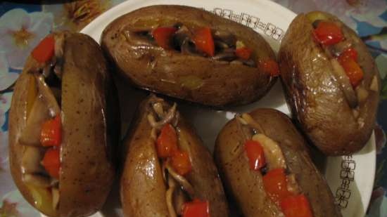 Pieczone ziemniaki faszerowane pieczarkami i papryką