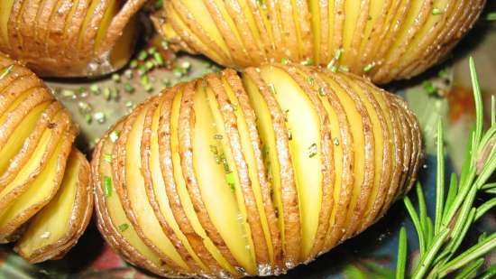 Accordeonaardappel (Hasselback) met knoflook, citroen en rozemarijn