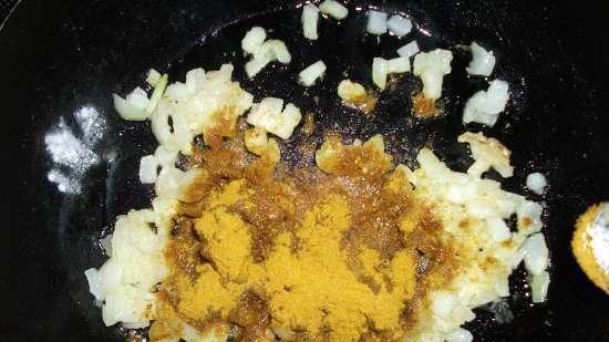 Kolbász tésztában curry mártással (Wurstrollen mit currysauce)